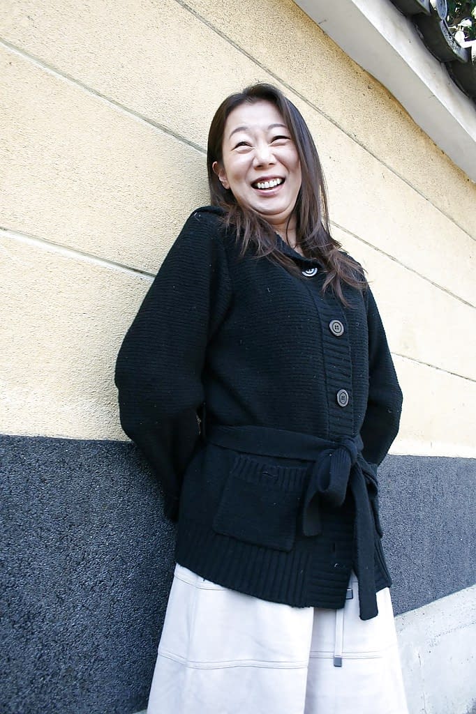 亚洲性感熟女 Yoshiko Makihara 的室外搔首弄姿场景