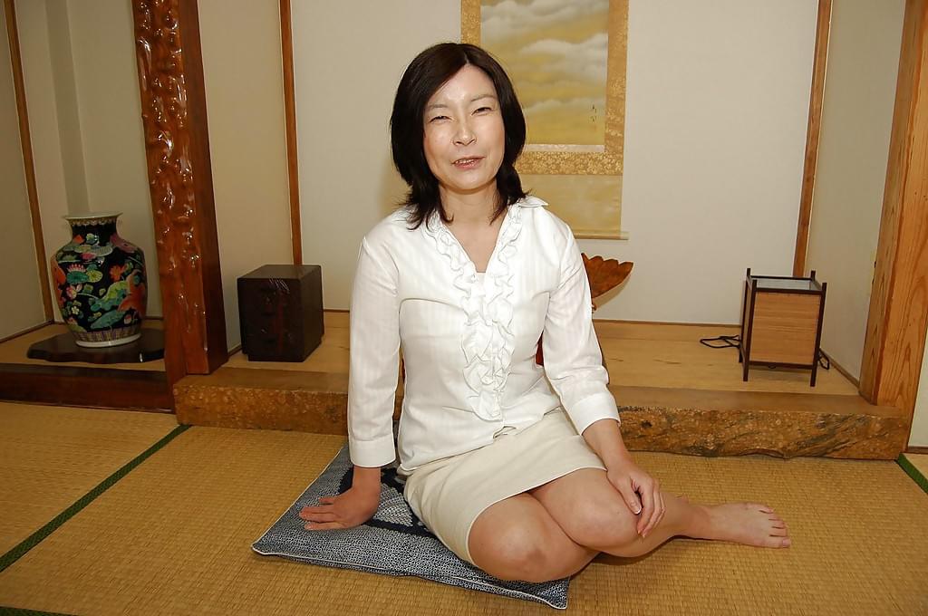 顽皮的亚洲熟女裸体露出蓬松的阴毛