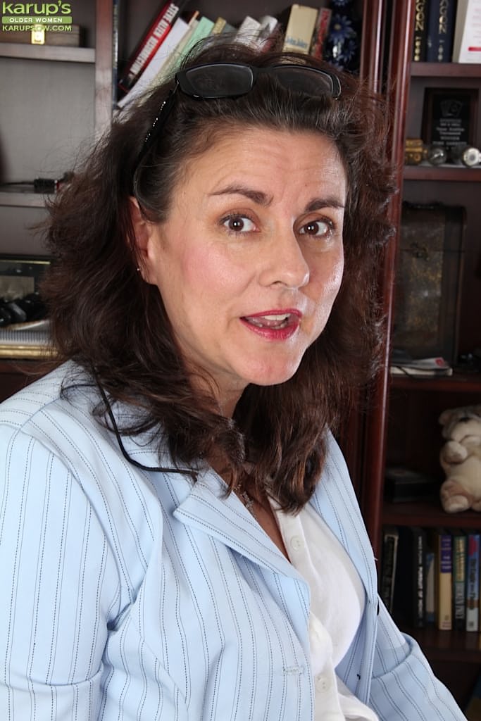 甜美成熟的吉安娜-琼斯（Gianna Jones）正在展示她准确无误的多毛阴部