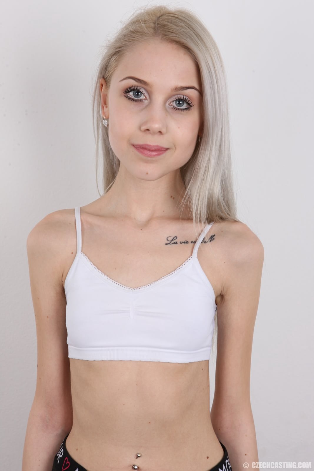 瘦弱的 18 岁处女娜塔莉亚脱掉衣服裸体站立