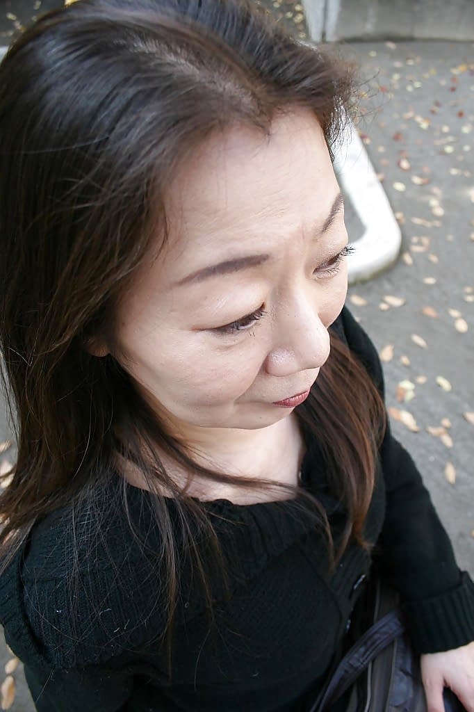 亚洲性感熟女 Yoshiko Makihara 的室外搔首弄姿场景