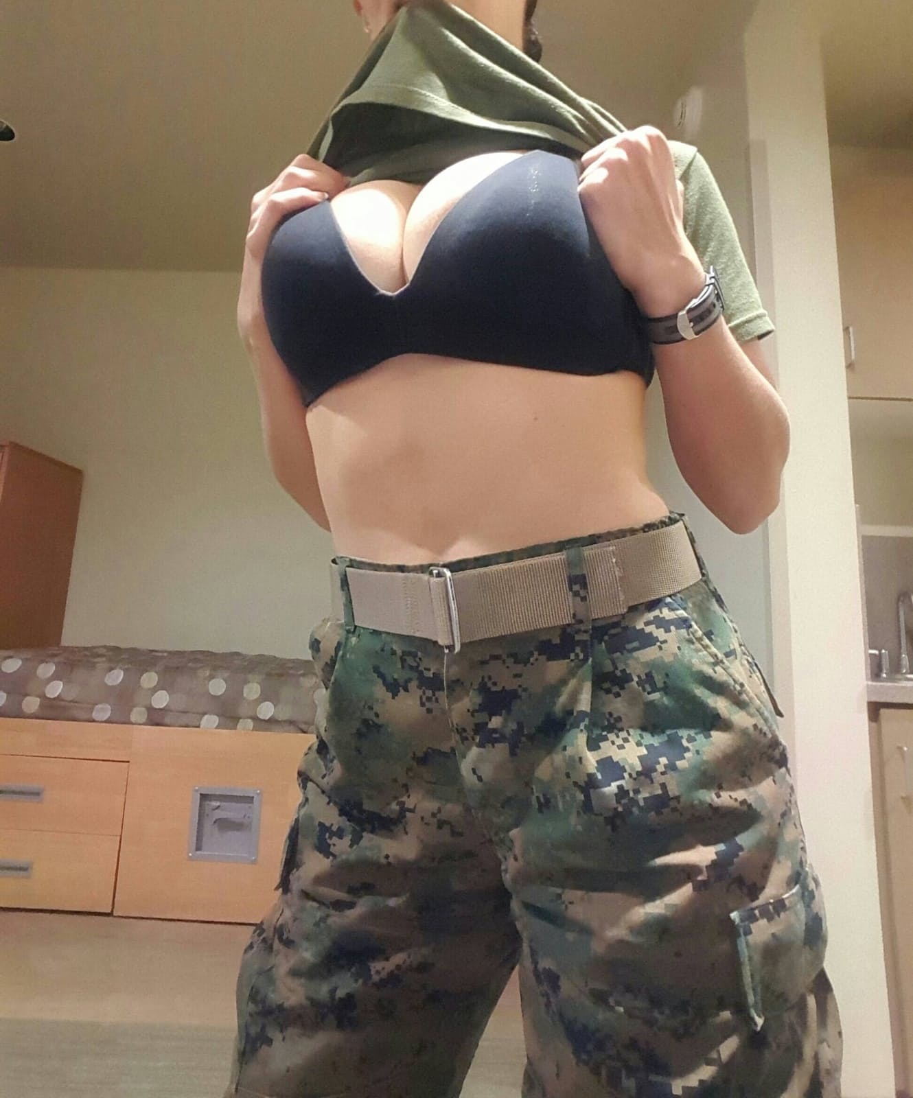 大奶头辣妹脱下军装，摆出单人姿势