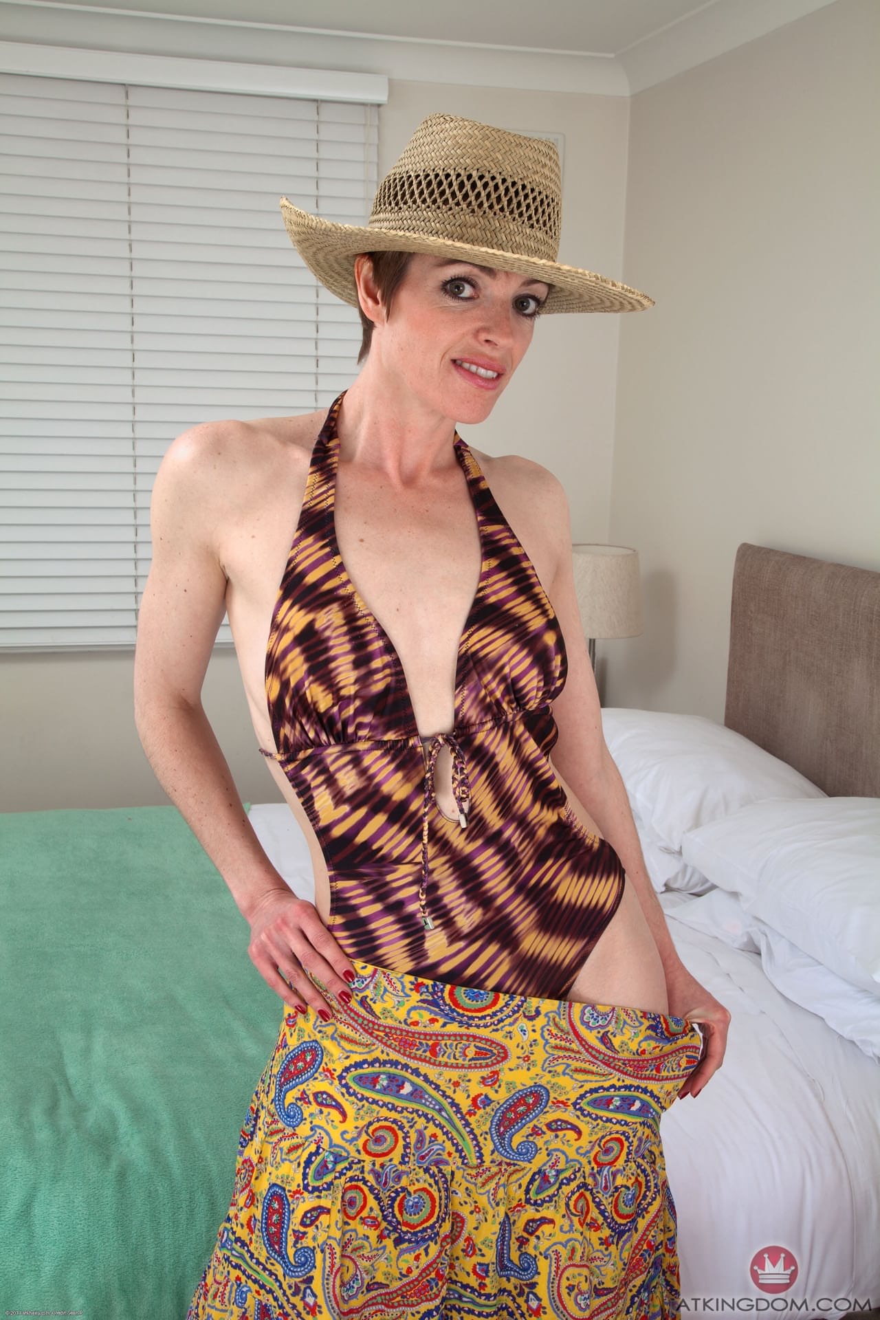 性感 MILF Maria 脱下豹纹泳装，露出毛茸茸的阴户