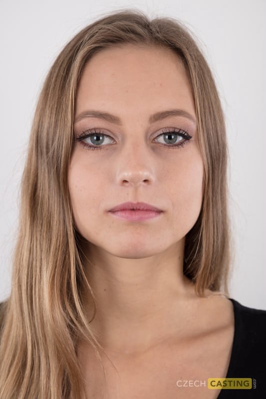 高挑少女 Eliska 在首次担任裸体模特时全裸站立