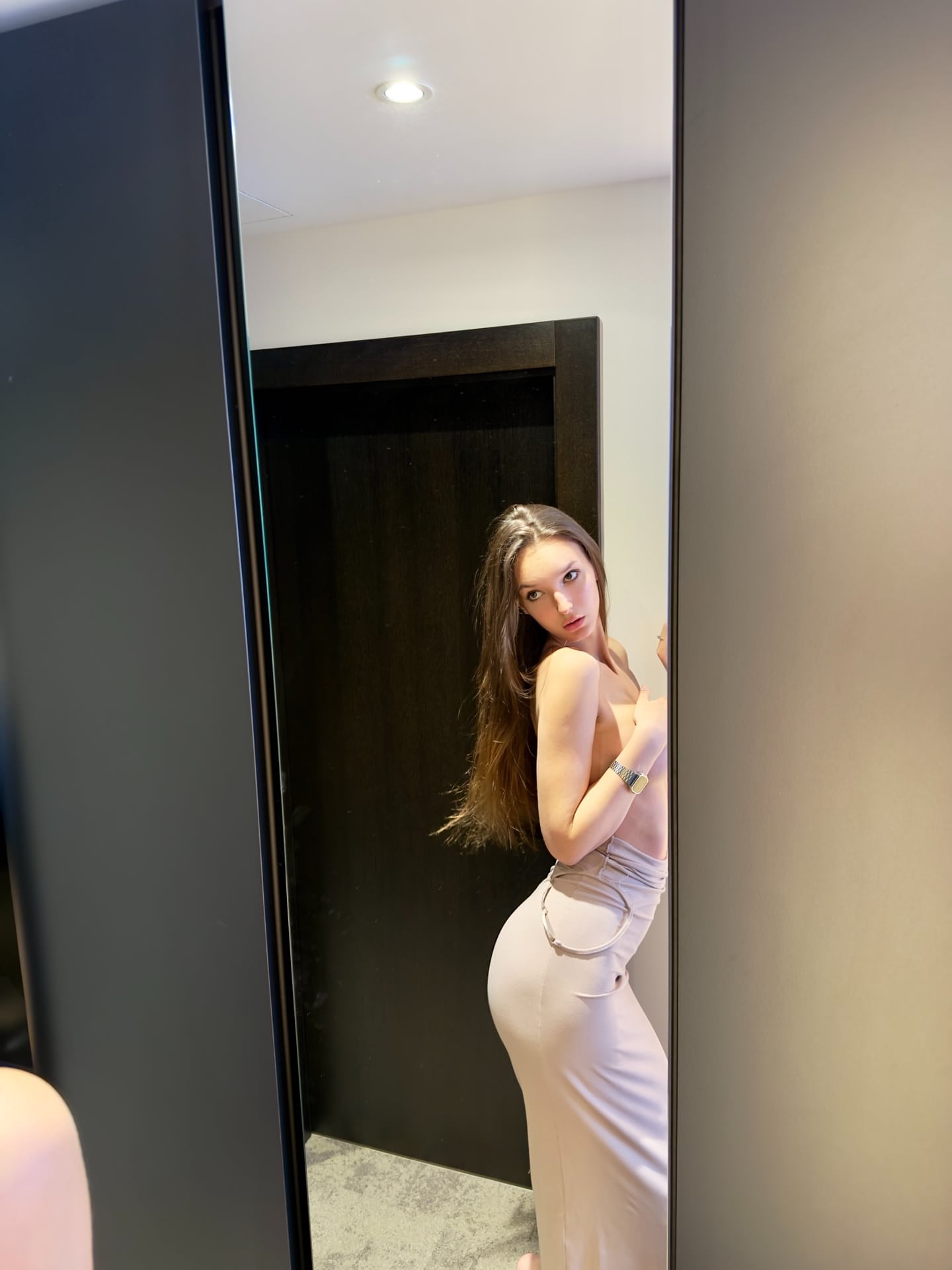 瘦瘦的 OnlyFans 少女 Koketo4ka 穿着紧身裙在办公室摆姿势
