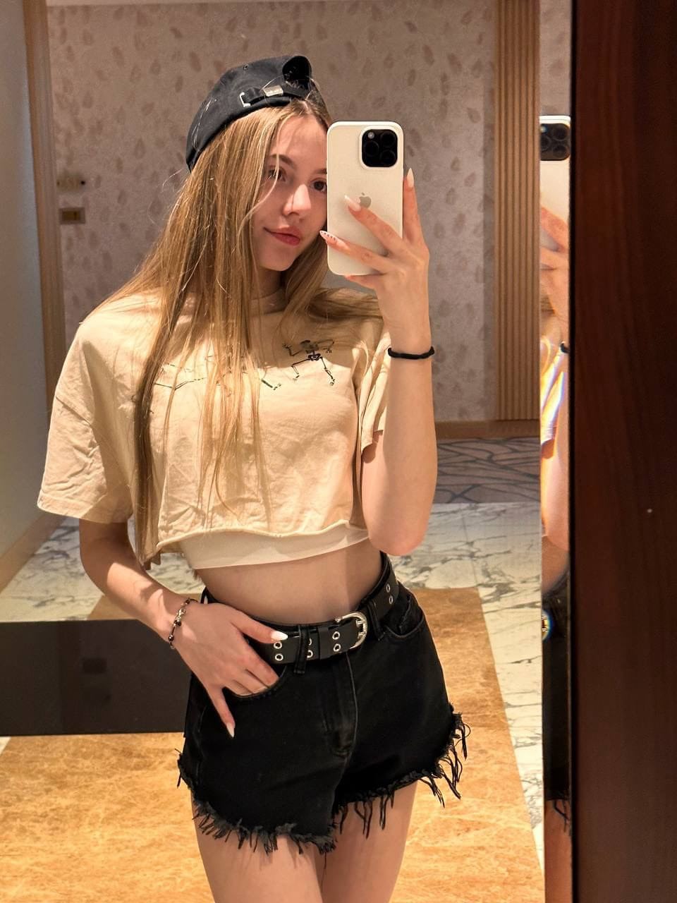 一位长发业余女孩身着各式服装自拍