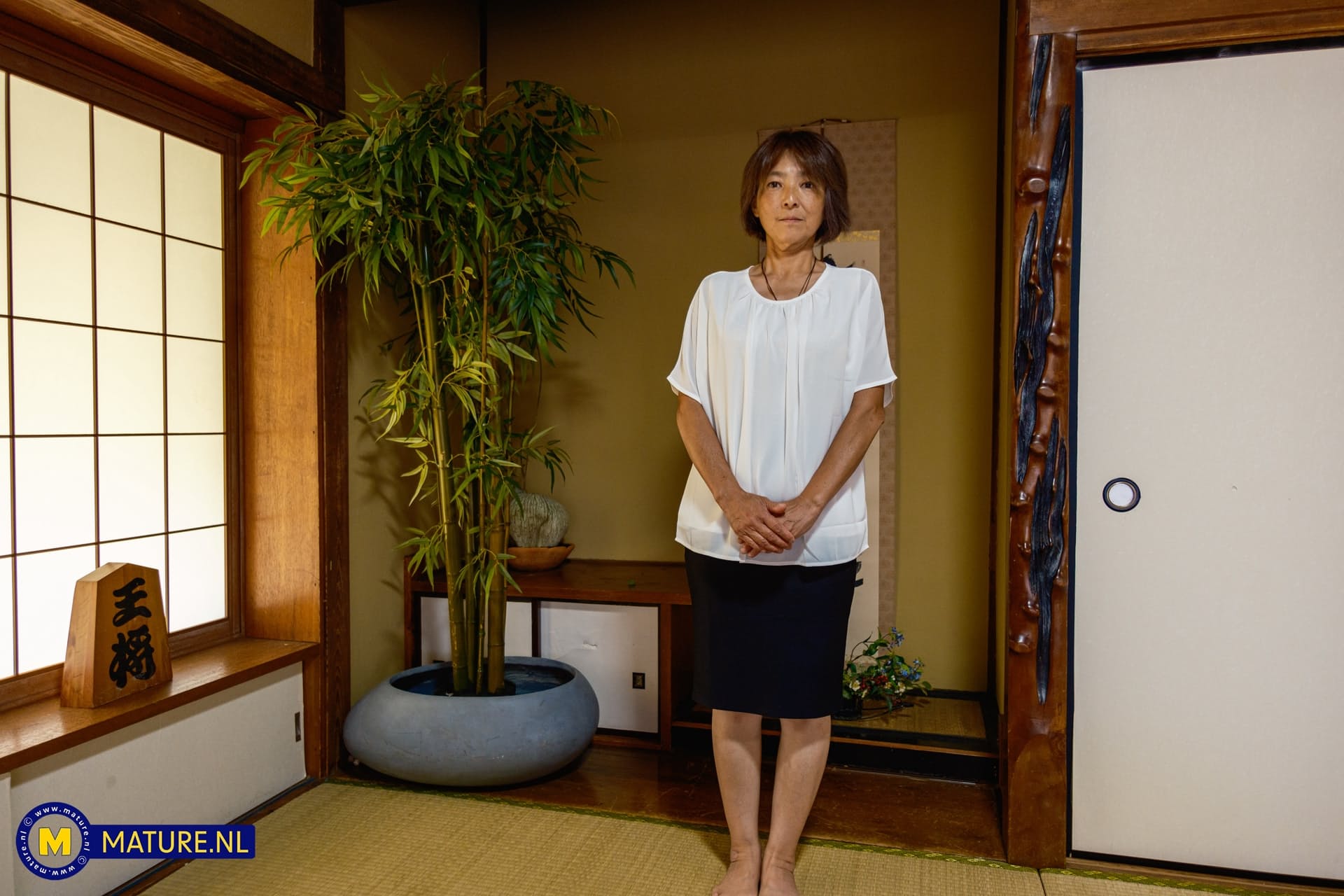 亚洲老太藤原麻美在地板上脱光衣服与男人对打
