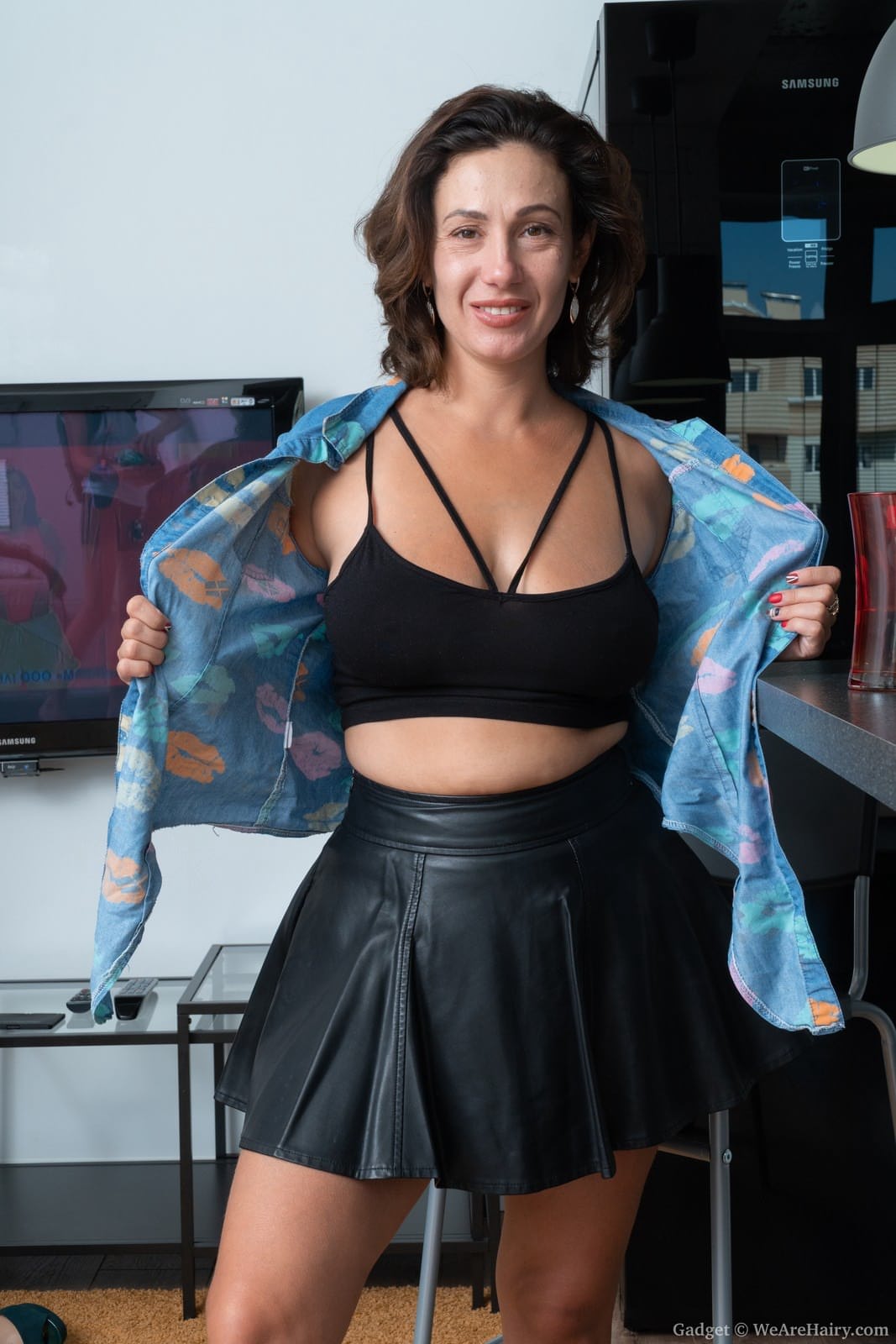 丰满的业余爱好者Gadget在厨房里脱衣服，然后和她的海狸玩耍