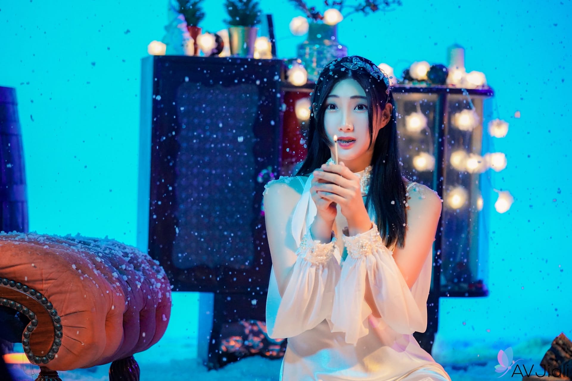 甜美的亚洲宝贝 Li Er 展示她的大奶子，并从后面被撞击
