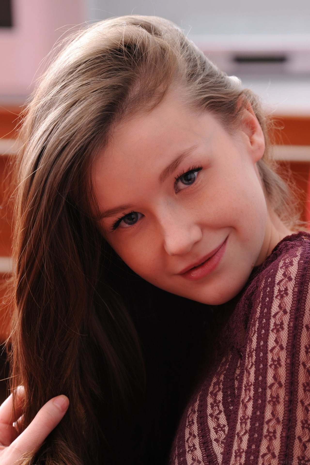 胸部惊人的可爱少女 Emily Bloom 只穿丝袜