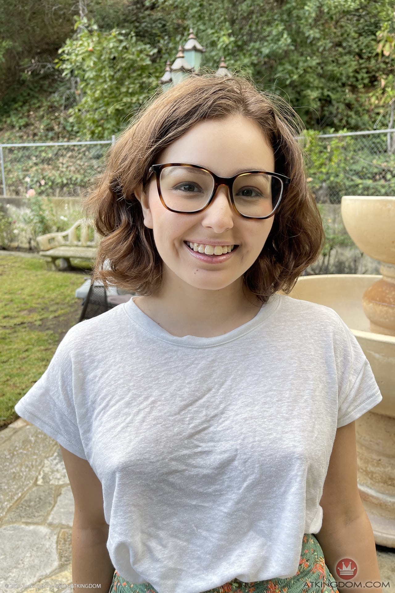 宅男业余少女莉安娜-洛文斯（Leana Lovings）近距离暴露自己的屁股、胸部和小穴