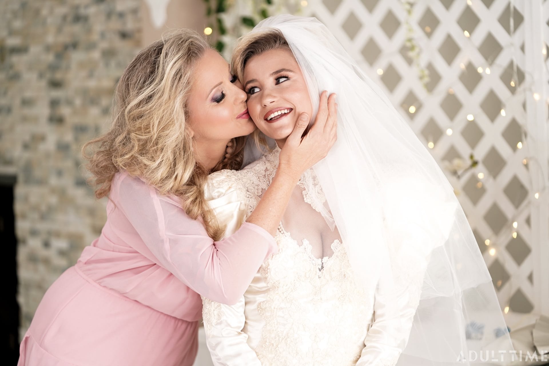Carolina Sweets 在与 Julia Ann 举行女同性恋婚礼前被贴上了吊袜带。