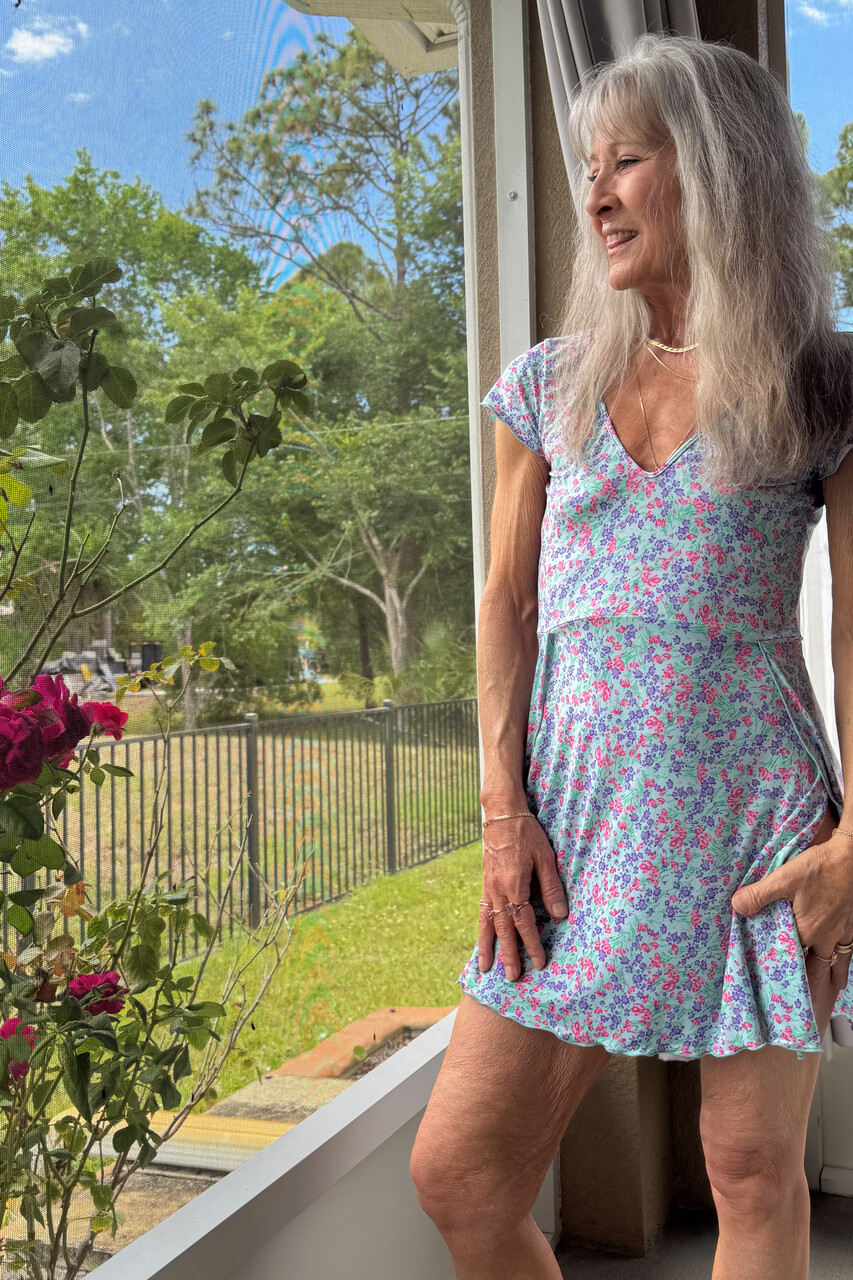 Skinny blonde granny Leilani toys her shaved pussy using a glass dildo
