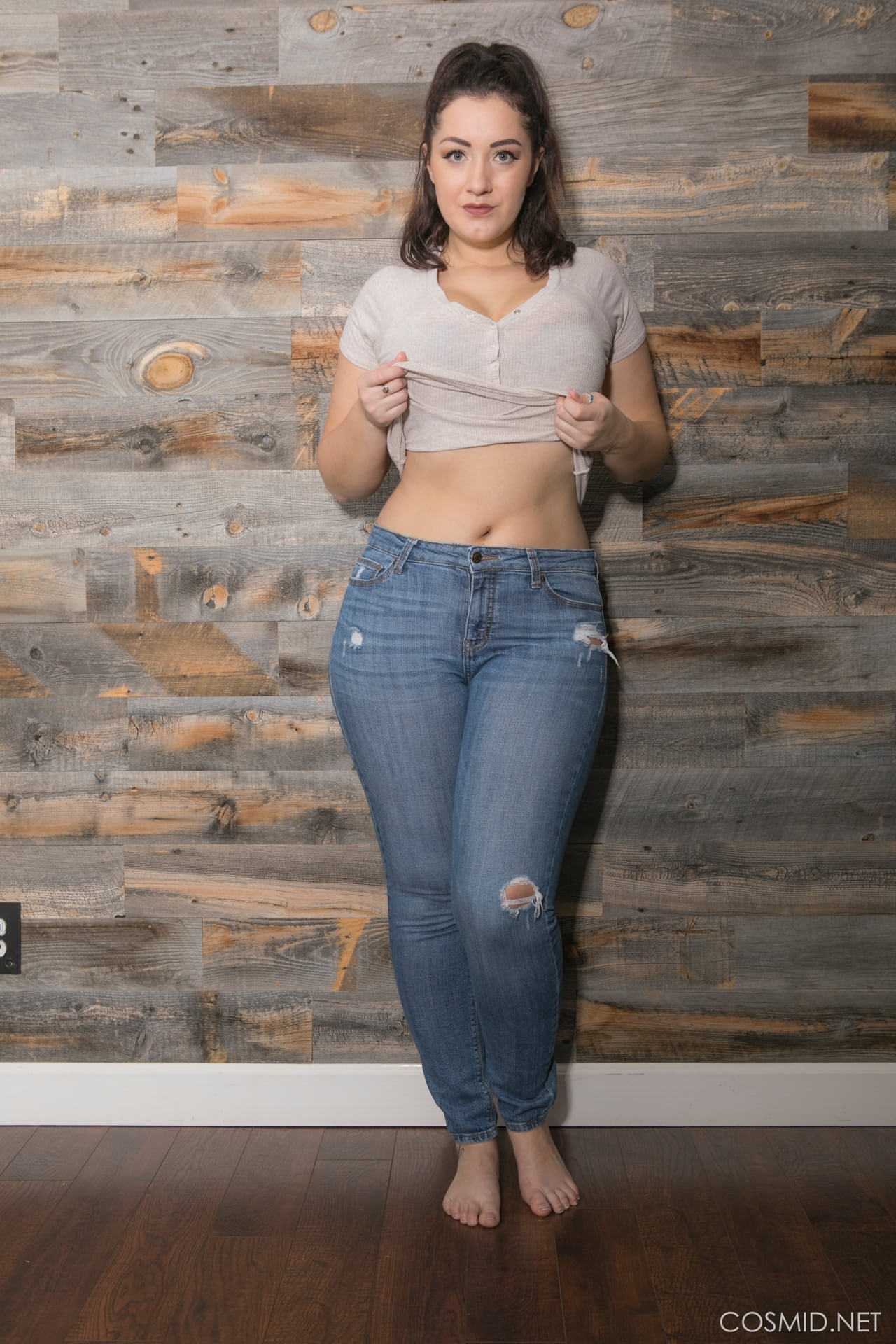 业余的BBW Lexi Lloyd在脱衣时露出了天然的大奶子和肥大的屁股