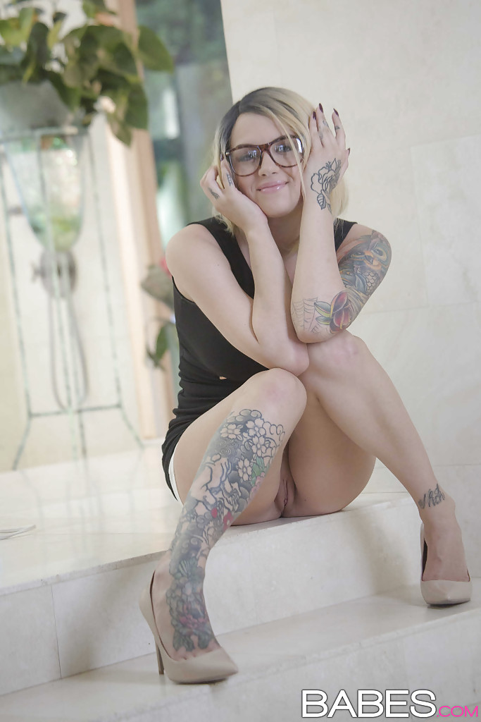 墨镜美女脱衣后露出剃光的阴部