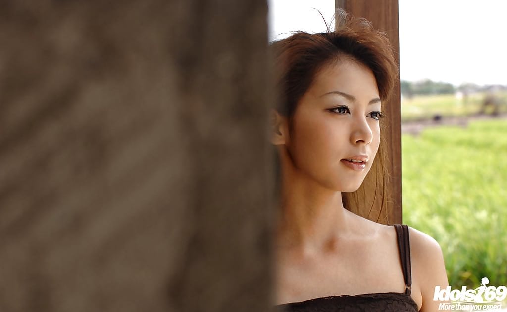 穿着奇装异服的亚洲美女露出丰满的乳房