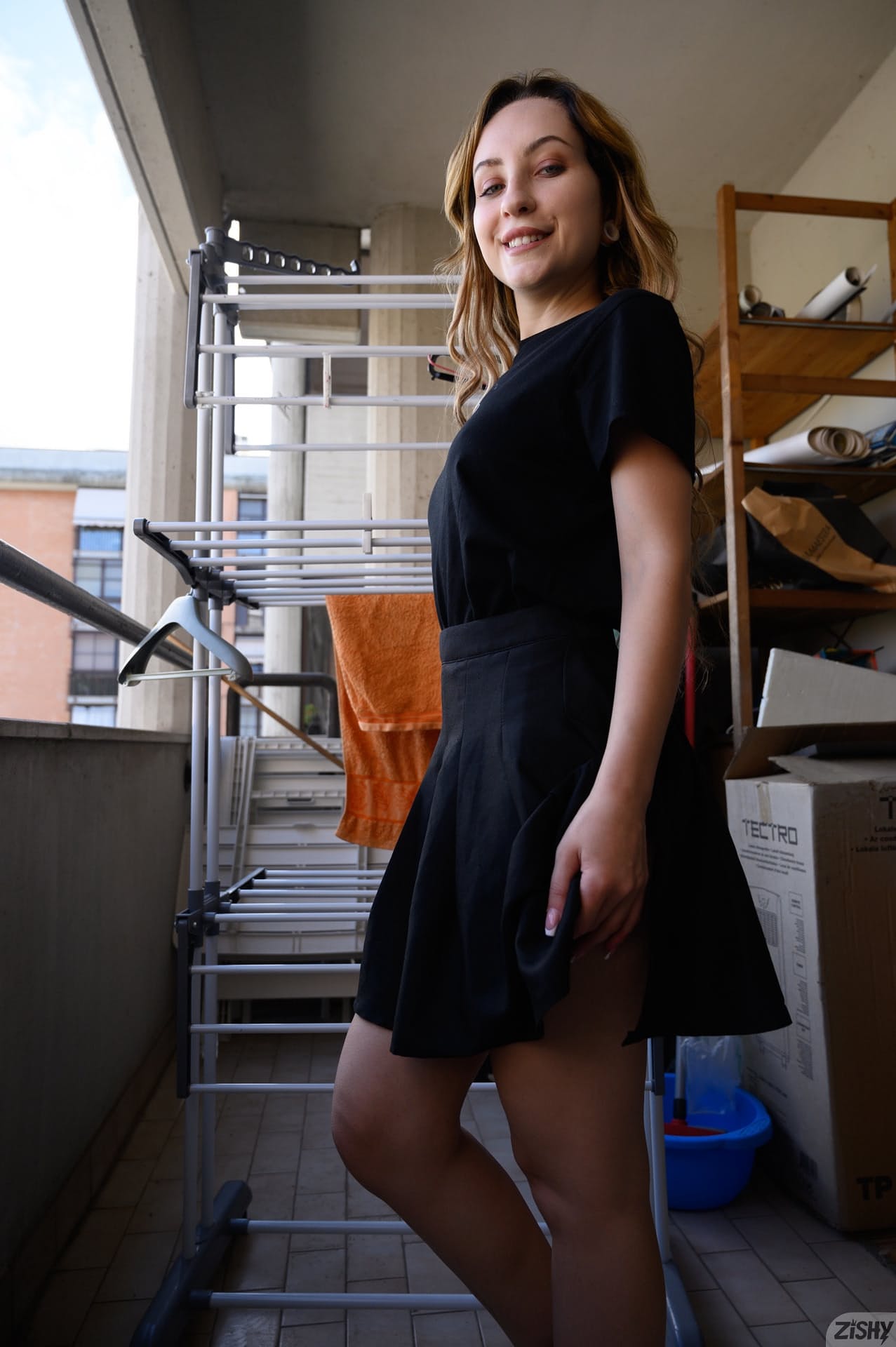 意大利辣妹 Meleida Tosca 在家中脱光衣服前闪耀阴户