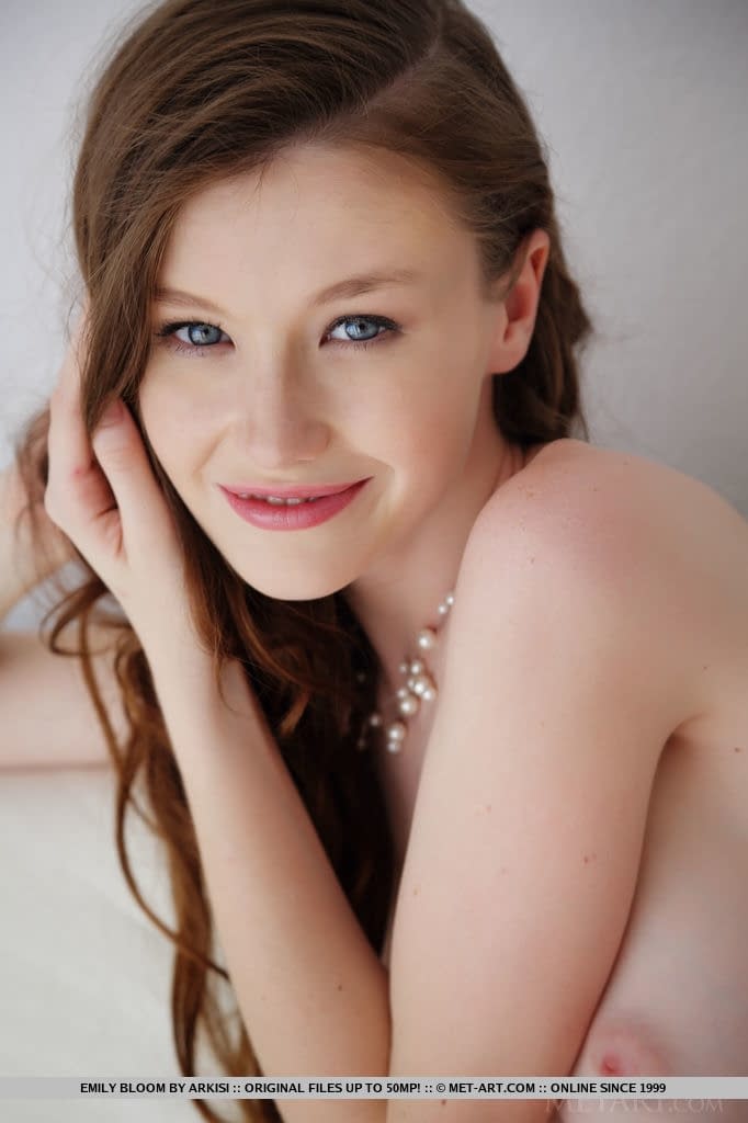 黑发美女艾米莉-布鲁姆（Emily Bloom）从内衣中解放出少女的小乳房和秃头的大奶子