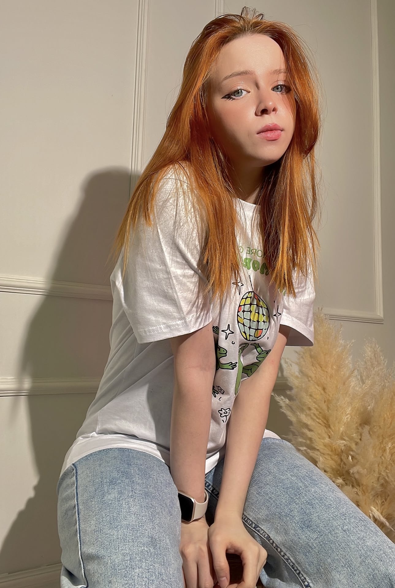 红发的 OnlyFans 少女 Olash Peachy 在她的淫荡合集中摆姿势