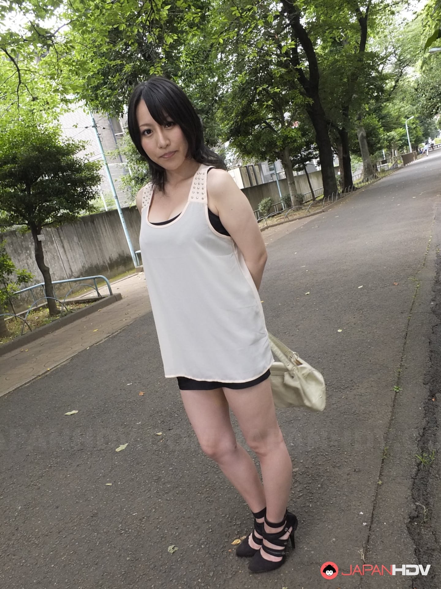 日本巨乳女星星崎由奈（Yuna Hoshizaki）向公众展示她的巨乳