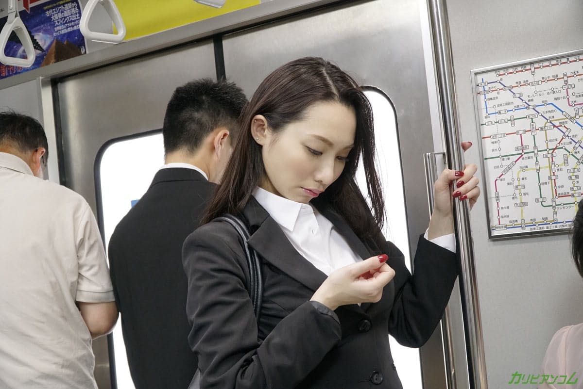 日本女商人吉冈莲实（Hasumi Yoshioka）在地铁上被当众奸污