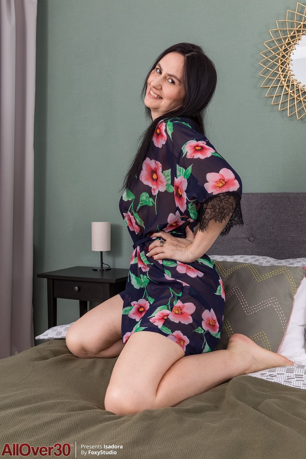 下垂的大奶子和巨大奶头的饥渴妈妈 Isadora 揉搓她的灌木丛