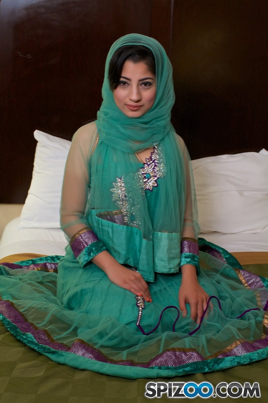 黑发辣妹 Nadia Ali 张开双腿、吸吮阴茎并将精液射在脸上
