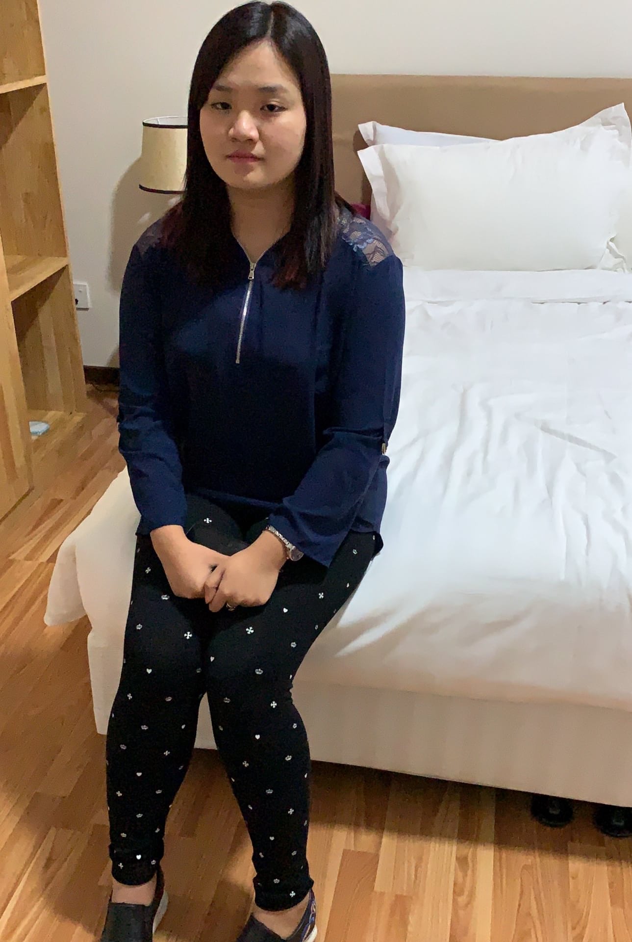 业余亚洲宝贝 Ray B 在 POV 中暴露她的大奶子并吸吮鸡巴