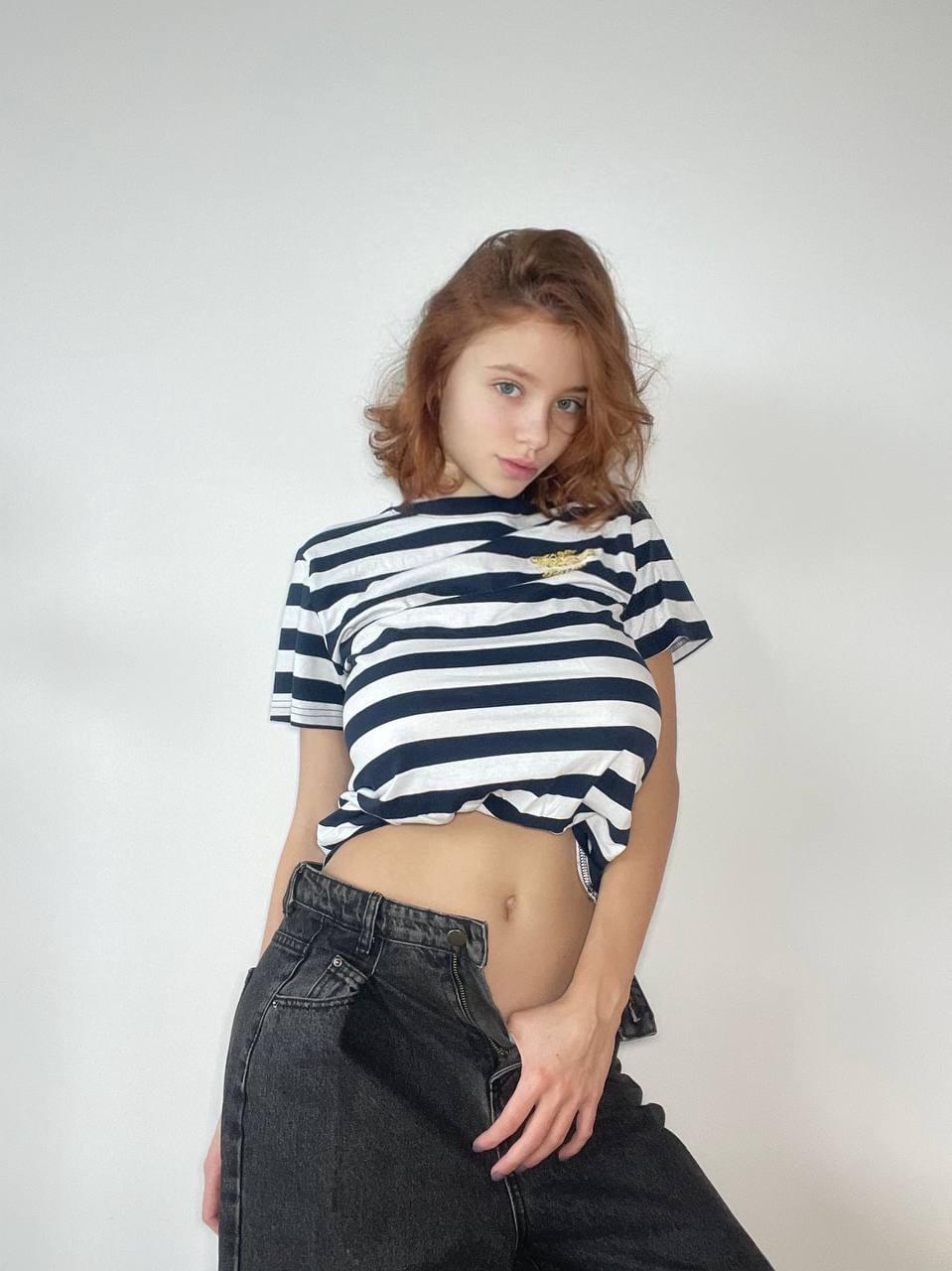 可爱的蓝眼睛大胸美女 Alissia Babe 穿着诱人的服装摆姿势