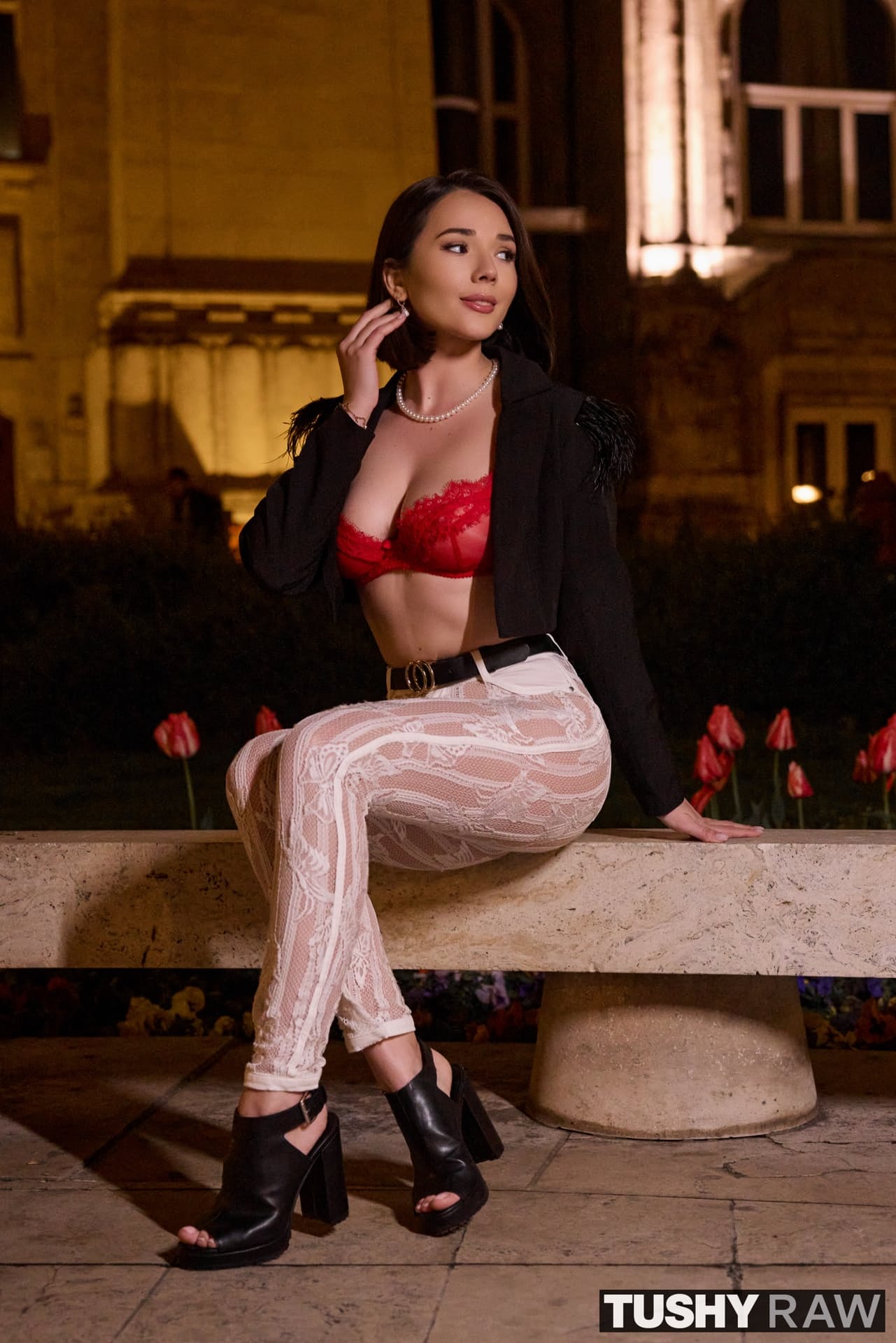 黑发性感女郎 Eve Sweet 享受与大胸种马的硬核肛交