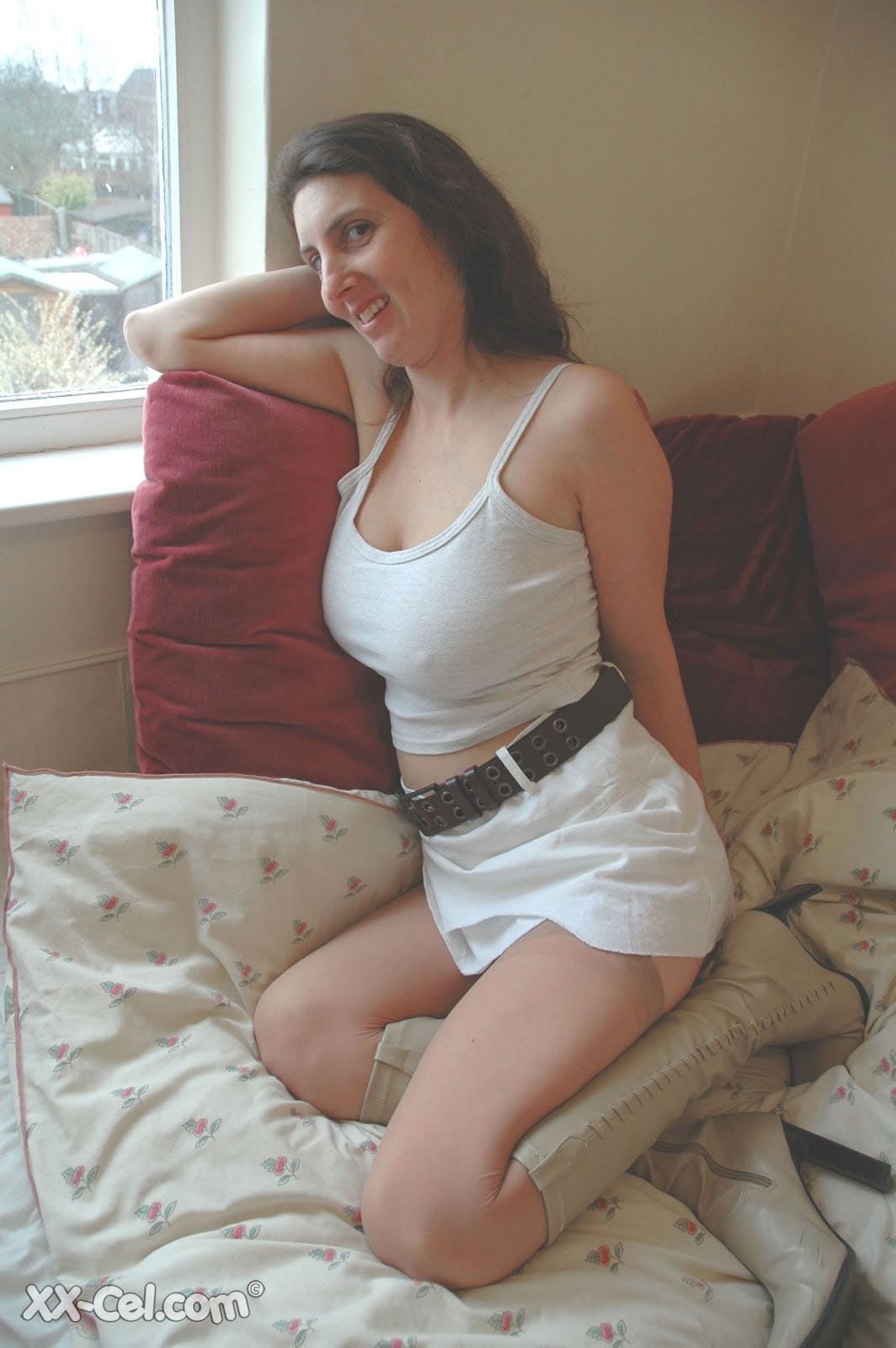 俏皮的业余 MILF Kim 从下垂的大胸中挤出牛奶