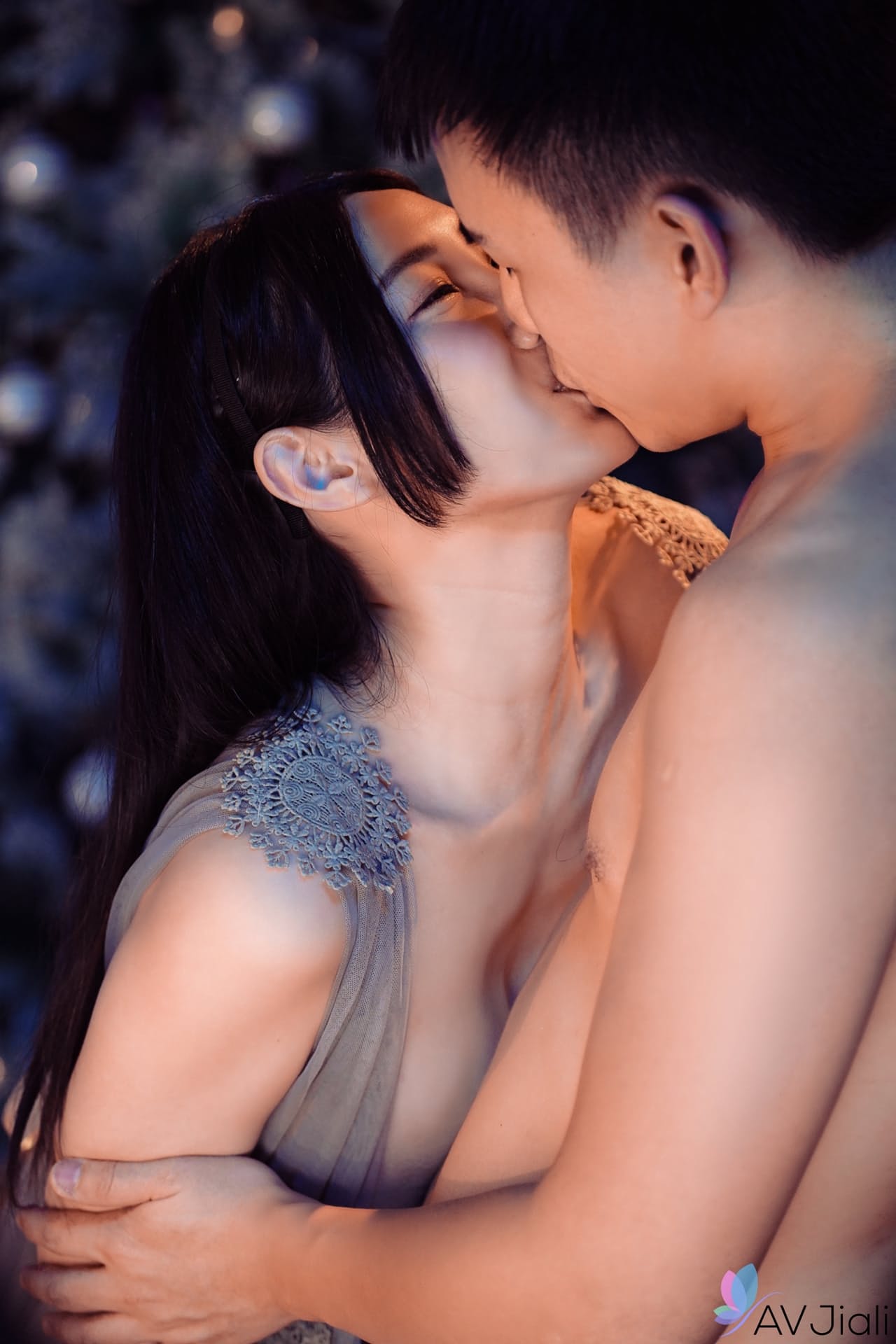 甜美的亚洲宝贝 Li Er 展示她的大奶子，并从后面被撞击