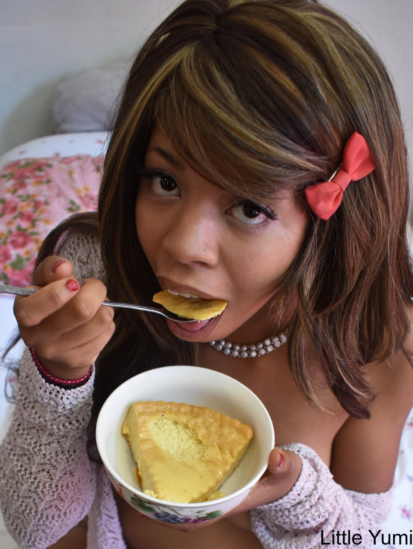 穿灰袜子的黑宝贝 Little Yumi 在床上边吃边炫耀她的奶子