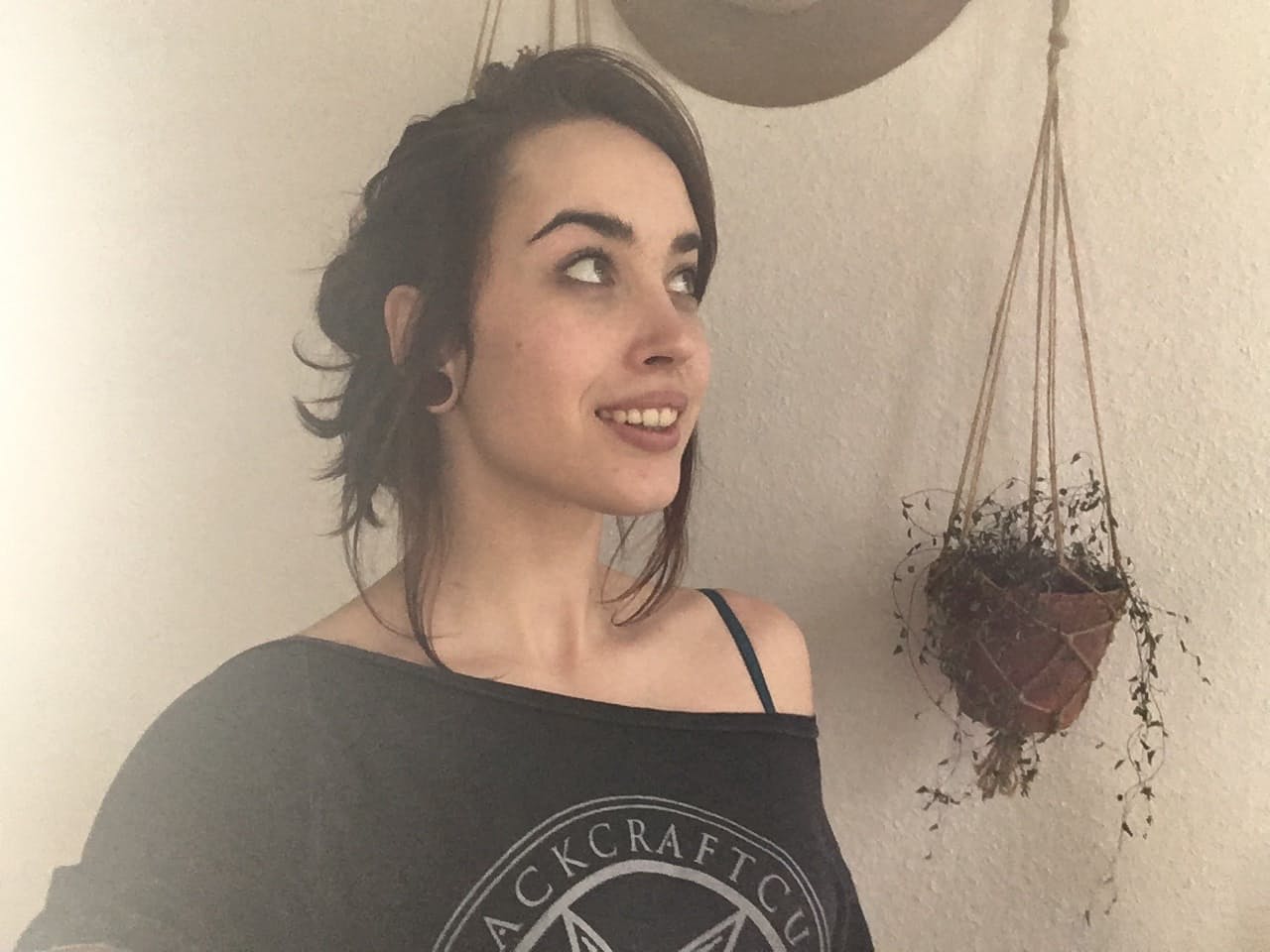性感的业余爱好者裸体展示她的小乳房和美丽的纹身