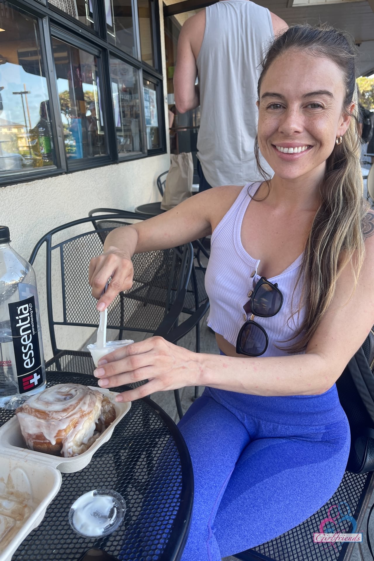女朋友业余的夏天狐狸精揭开她可爱的乳头和美味的脚