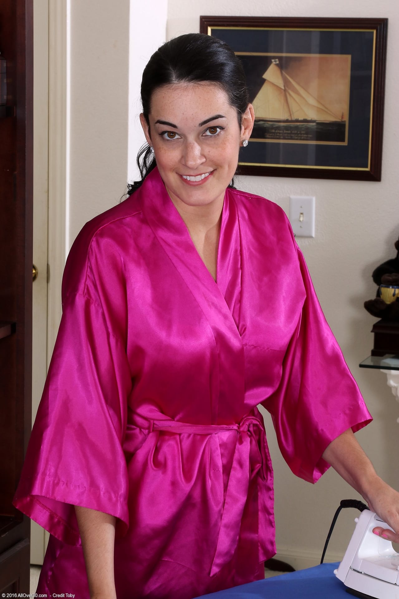 饥渴的家庭主妇 Nyla Parker 脱下睡袍，张开毛茸茸的阴部
