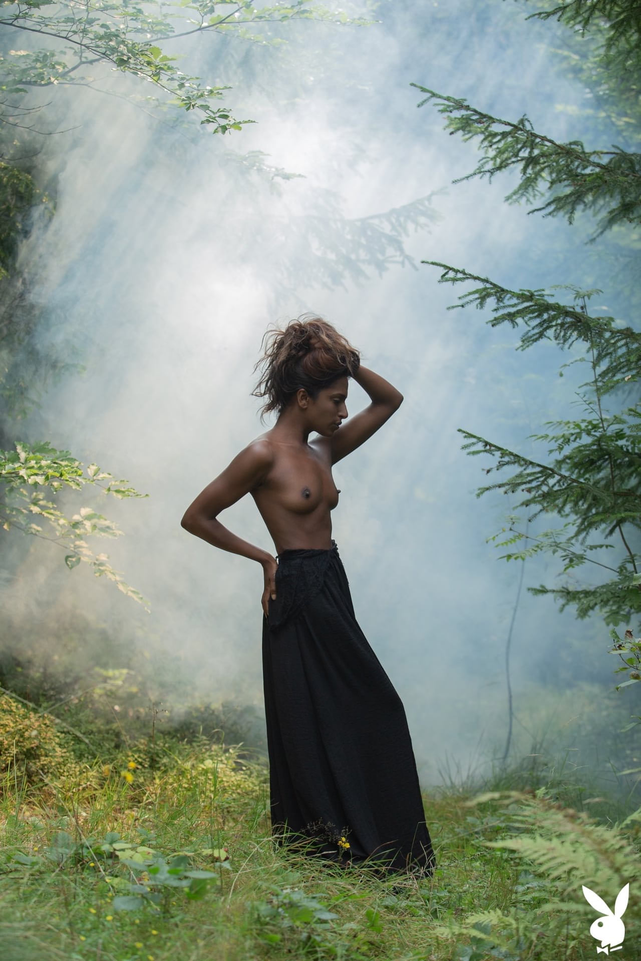 迷人的黑人宝贝妮玛拉-费尔南德斯（Nirmala Fernandes）在户外展示她美丽的裸体
