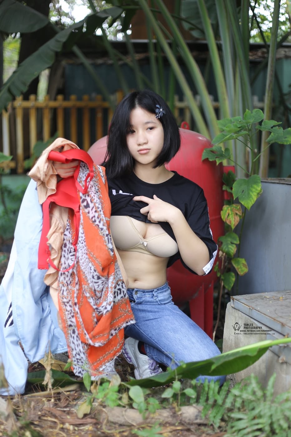 迷人的亚洲宝贝 Julia My Le 在她的合辑中摆姿势和做爱