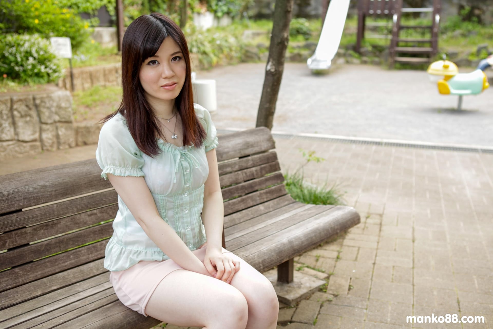 日本新手在面包车里被陌生人剥光衣服并用手指干