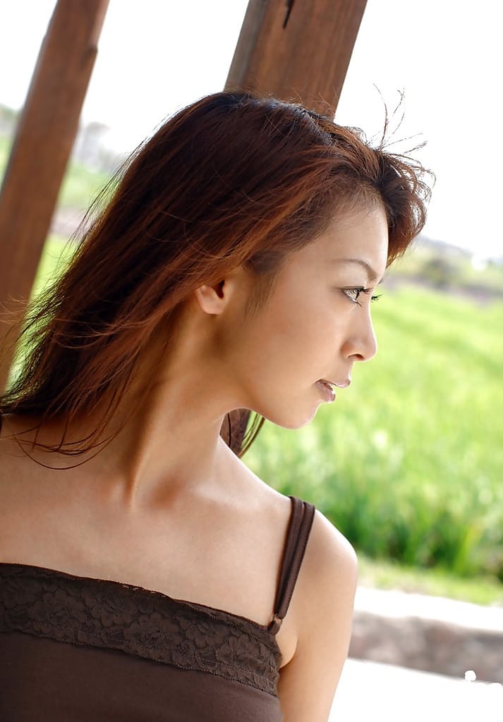 穿着奇装异服的亚洲美女露出丰满的乳房