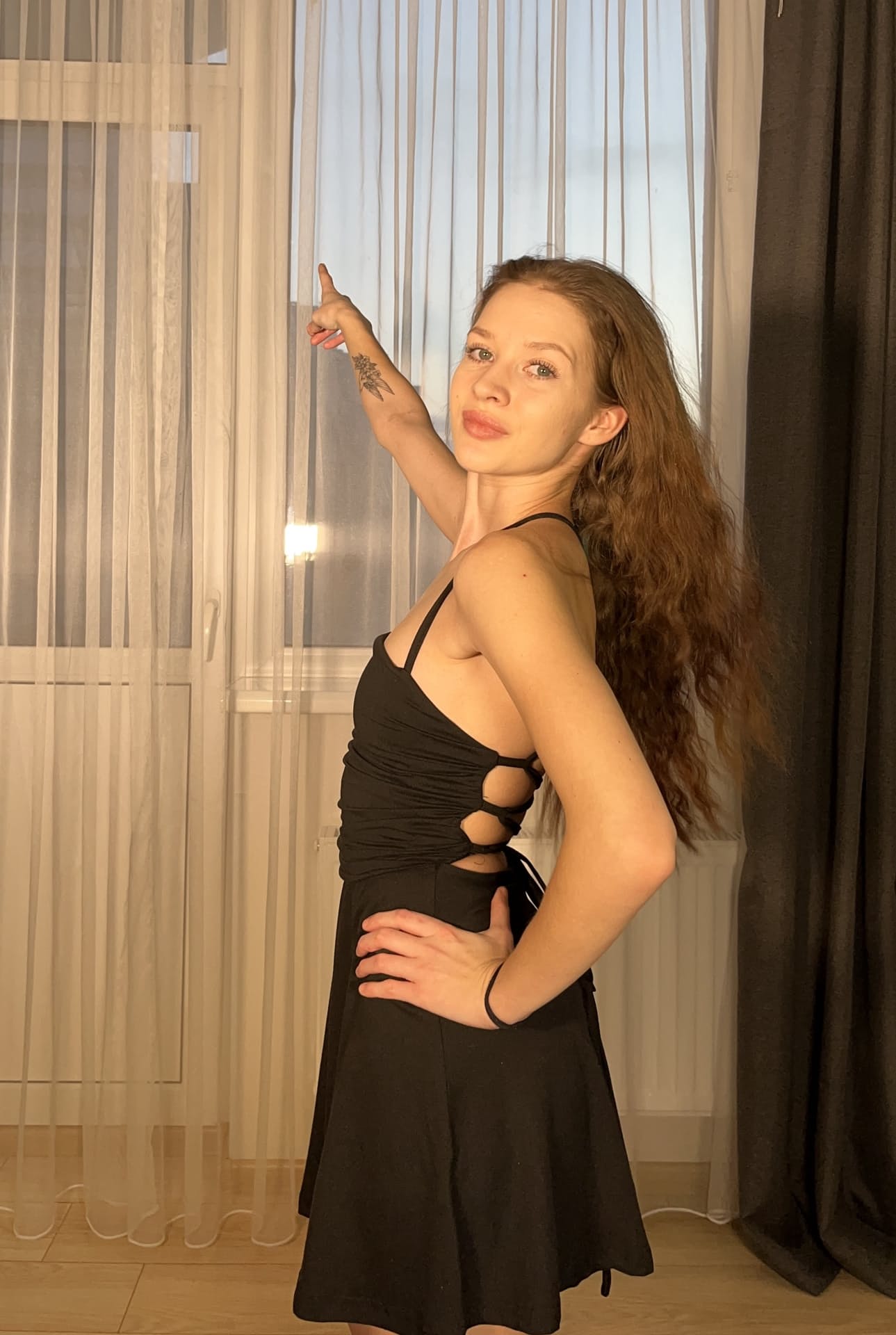 一位长发年轻美女身着黑色连衣裙，为个人写真摆出各种姿势