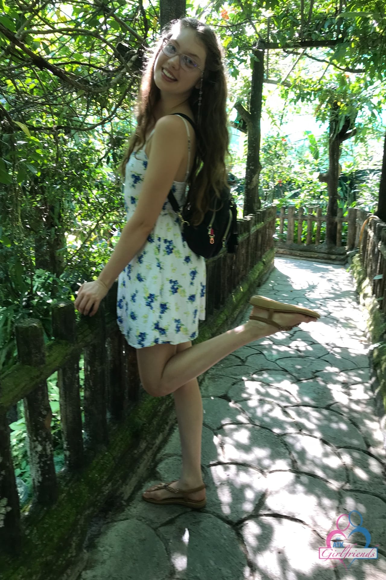 俄罗斯美女 Elena Koshka 在度假照片合集中展示她毛茸茸的阴户
