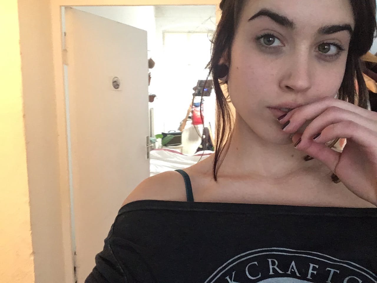 性感的业余爱好者裸体展示她的小乳房和美丽的纹身