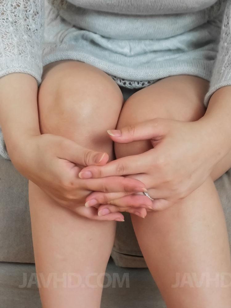 日本女优 Hinata Komine 的阴道和屁眼同时受到刺激