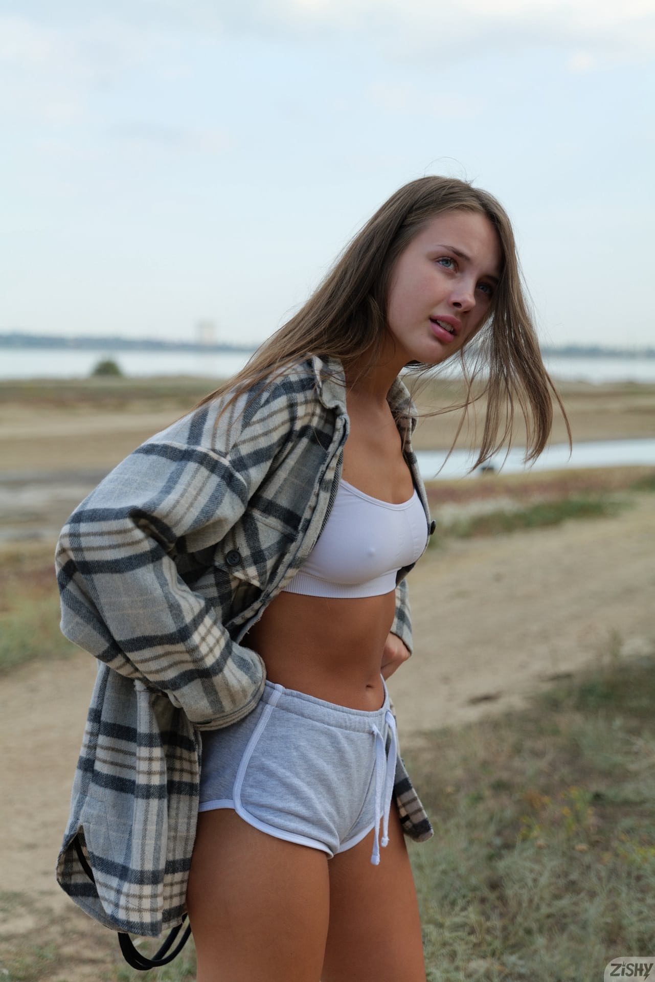 美丽的业余选手 Olya Derkach 在户外展示她火辣的美腿和完美的臀部