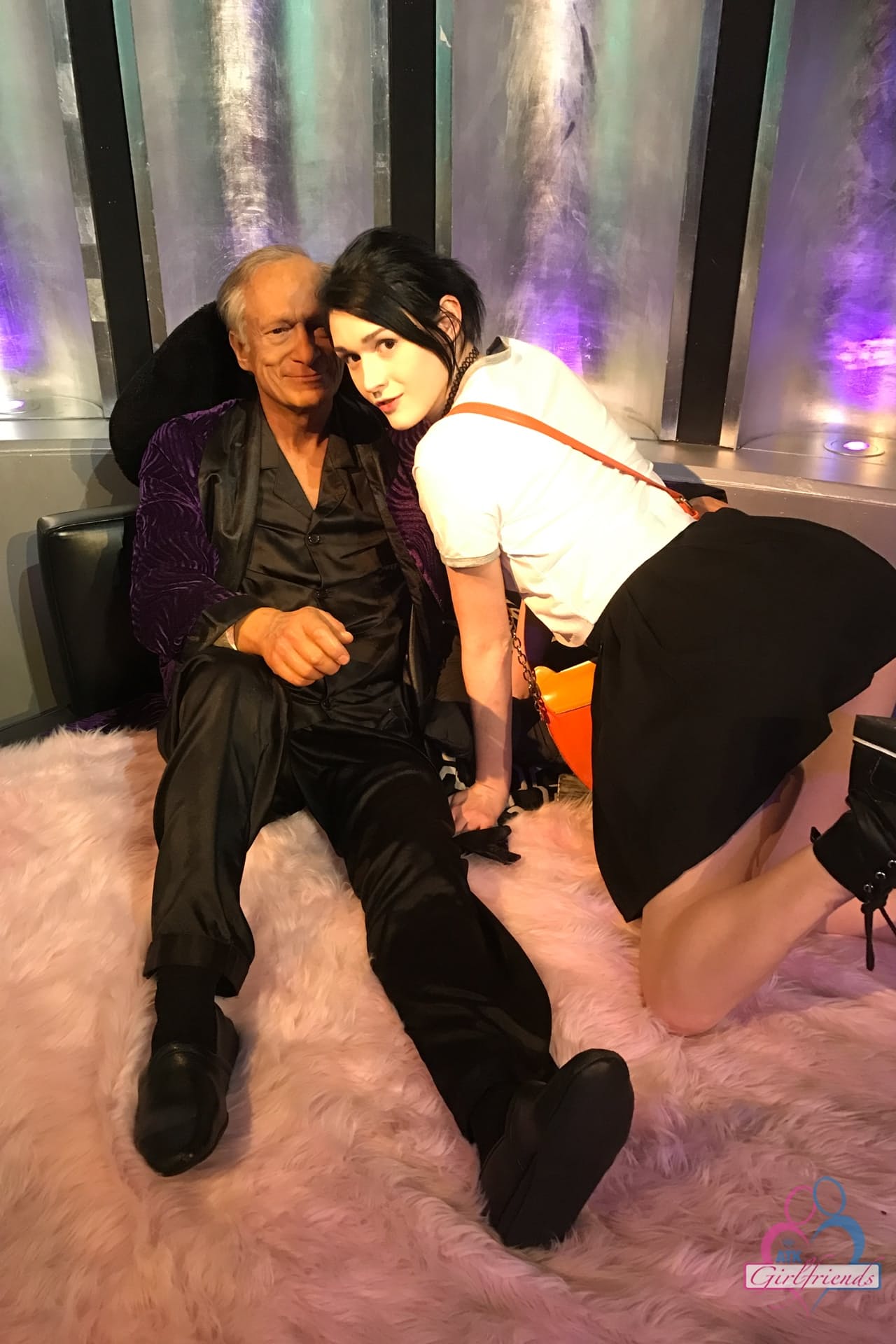 苗条的黑发业余常春藤光环闪烁她的热内衣&炫耀她性感的腿
