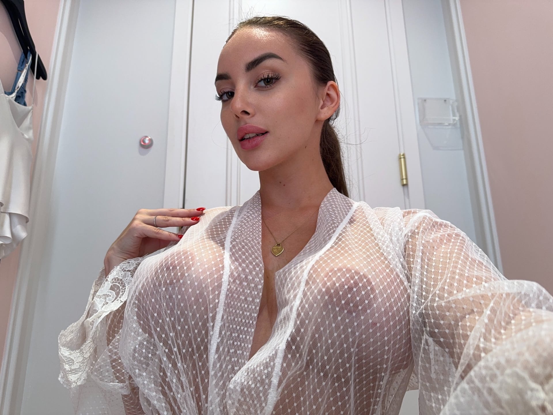 美丽的业余宝贝 Ivanka Peach VIP 露出可爱的大奶子并摆出各种姿势