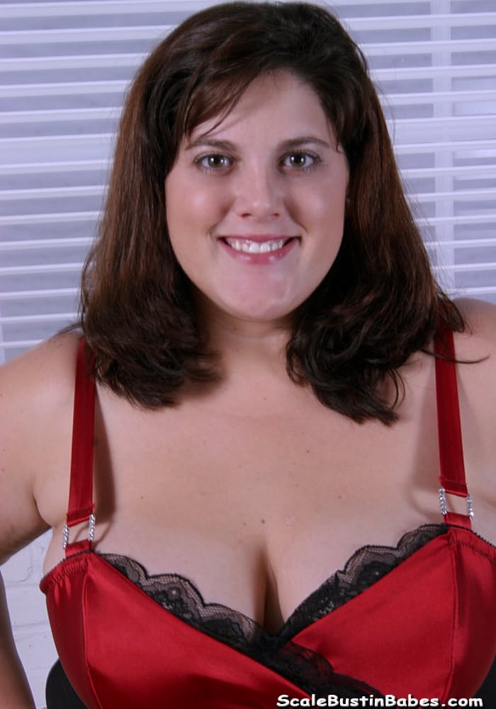 SSBBW Erin Mccormick 在 POV 口交时脸上沾满了淫水