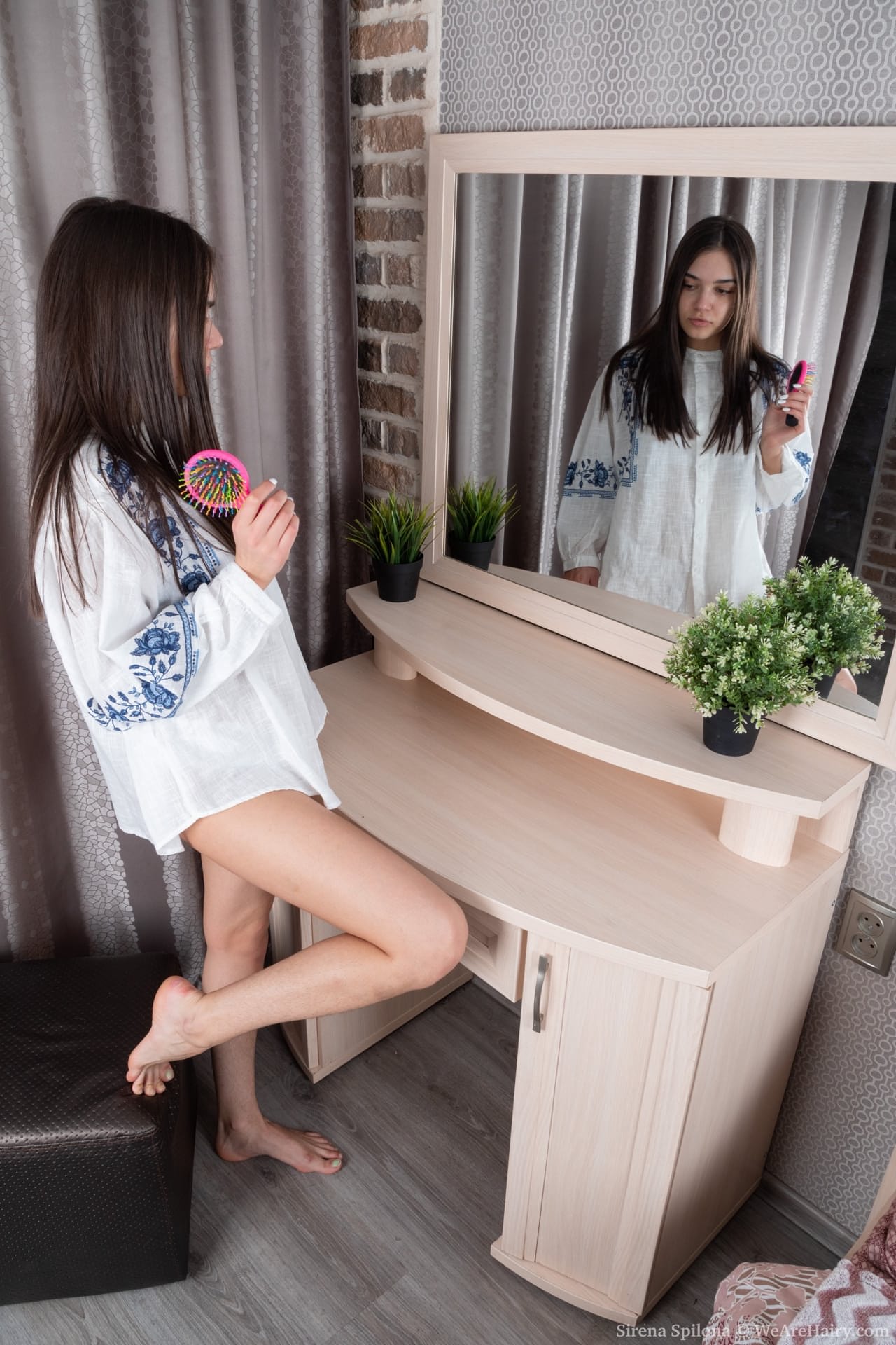 可爱的俄罗斯少女 Sirena Spilona 脱衣刷洗毛茸茸的阴道