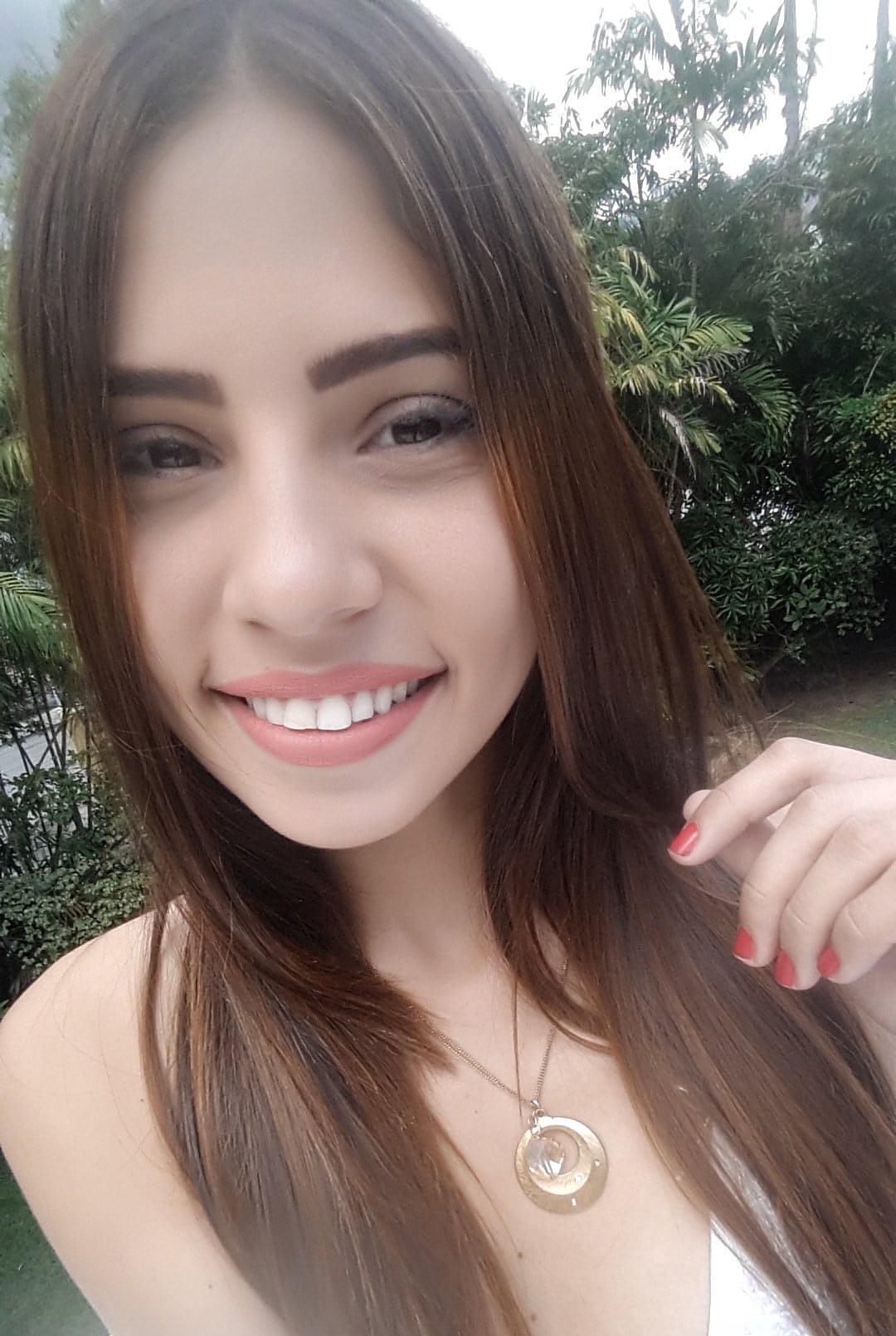 甜美的拉丁女郎Mily Mendoza暴露了她可爱的圆臀并自慰